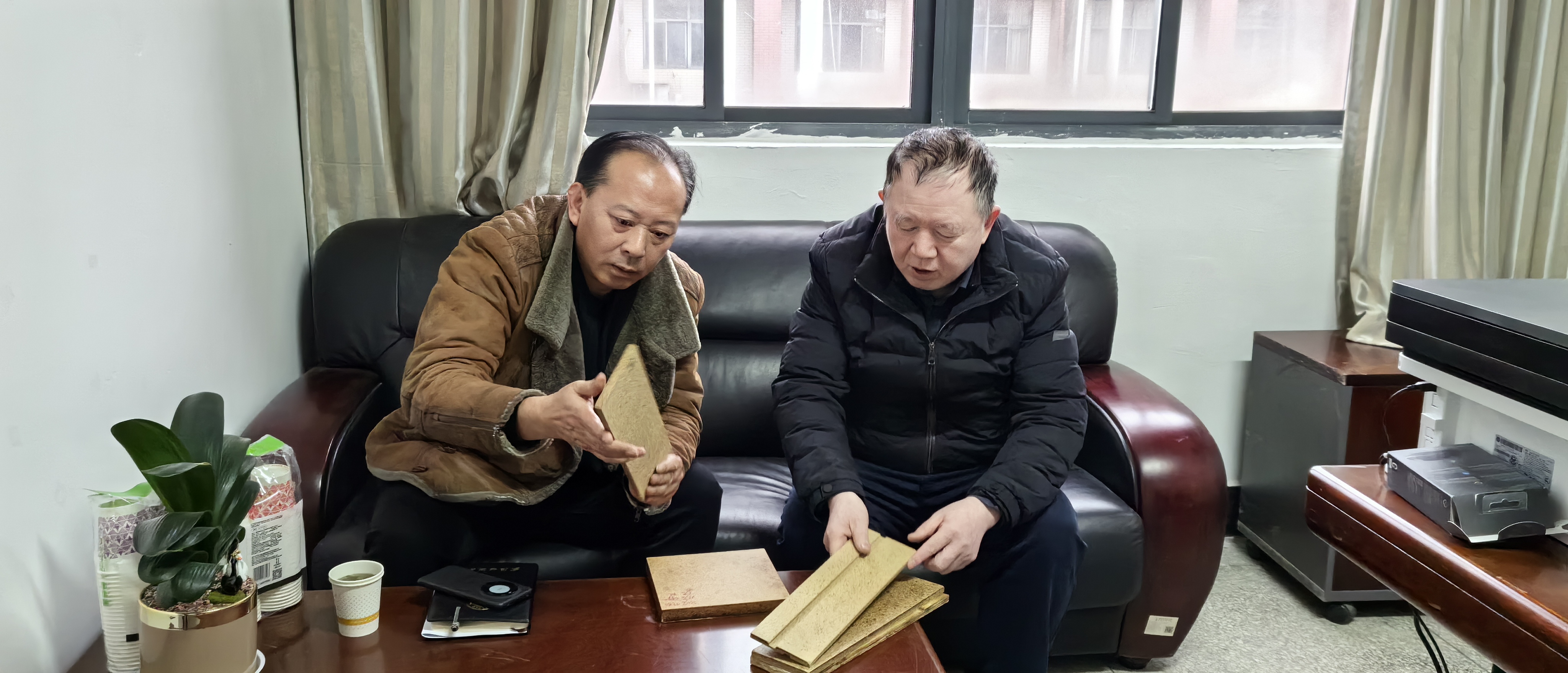 校领导到材料学院看望姜伟教授团队并展开调研-武汉纺织大学材料科学与工程学院